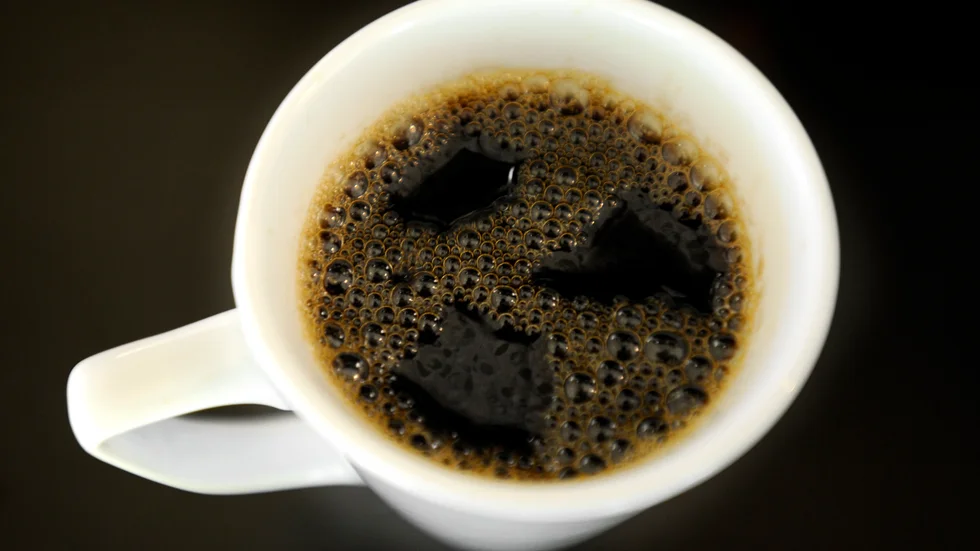 Vad avser inbjudan till en kopp kaffe, så tackar jag nej, skriver "Intresserad läsare" och betecknar Magnus Bäckströms insändarsvar som "ett lågvattenmärke av en fritidspolitiker".