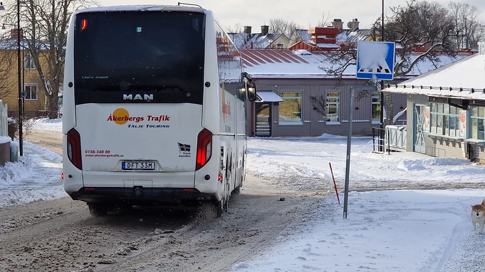 När Åkerbergs trafiks skolskjutsavtal löpt ut, i juni 2024, kan man se över möjligheten att låta fler åka med, enligt kommunstyrelsens ordförande. 