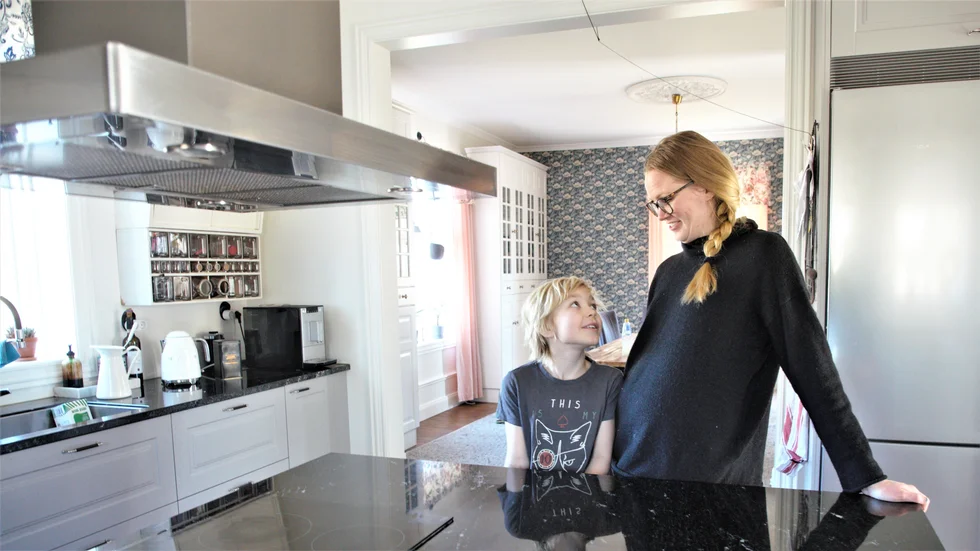 Takhöjden kan Sofia Andersson och sonen Teo inte klaga på. Men så har det inte alltid varit. Fram till 2020 bodde de i källaren. "Vi hade ju inte köpt det här huset för att bo i en källare med utbyggbar vind i all evighet", säger Sofia.