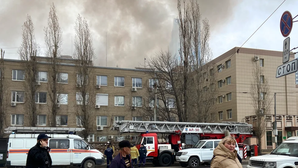Rök stiger från FSB-byggnaden i Rostov-na-Donu i sydvästra Ryssland.