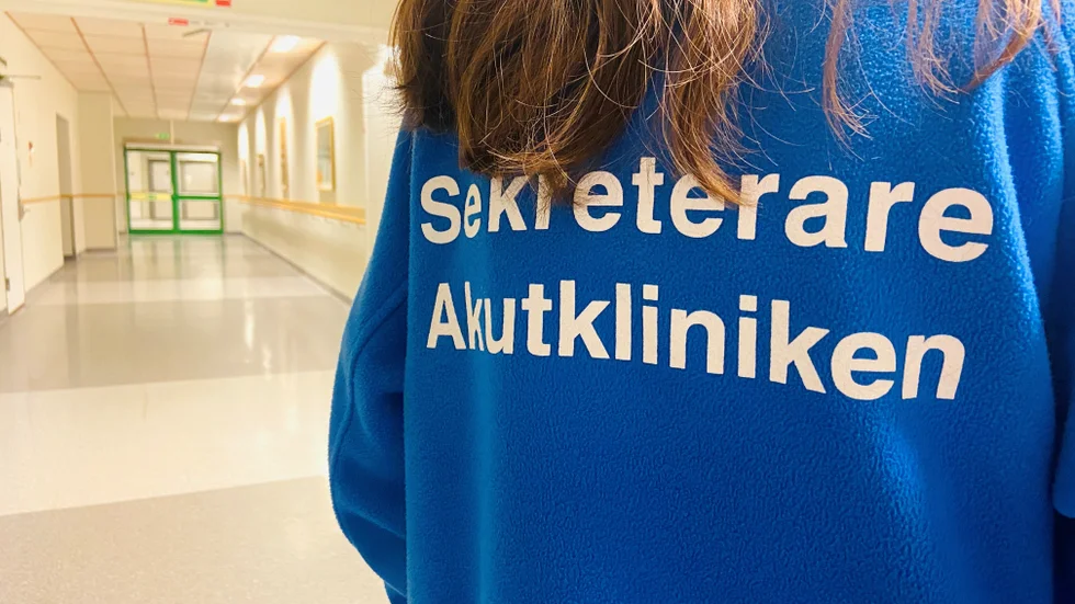 Arbetsvillkoren för medicinska sekreterare måste förbättras skyndsamt så att fler söker sig till yrket och väljer att stanna kvar, skriver debattörerna.