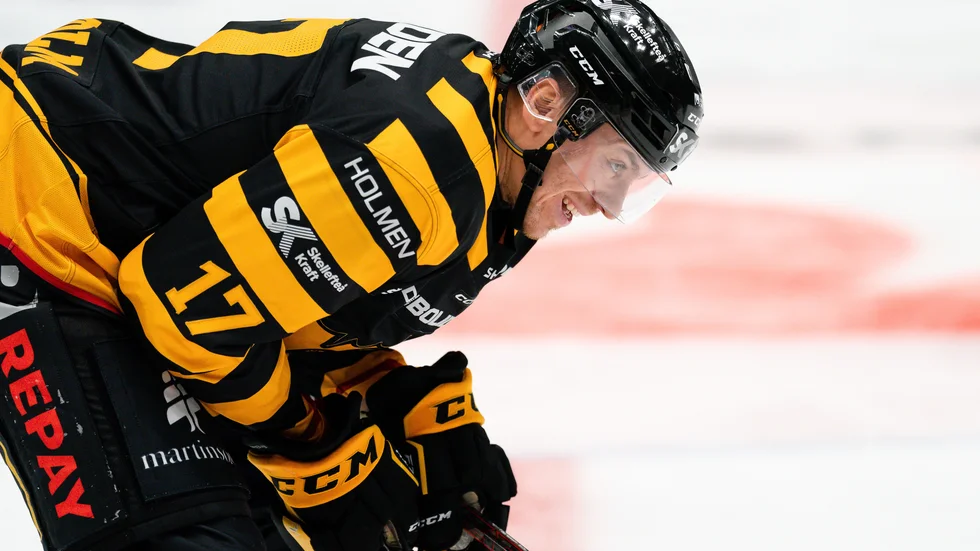 Pär Lindholm byter tröjnummer i en match. 