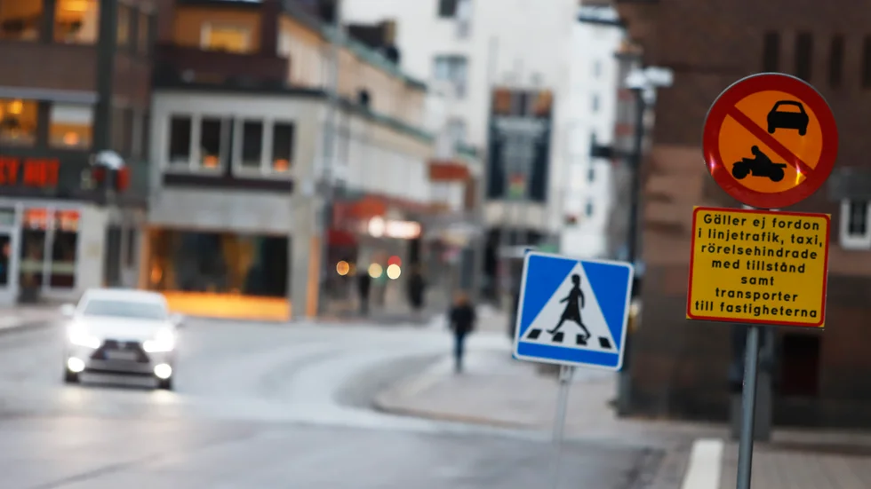 "Man kan inte åka igenom där det är förbjudet för att det blir enklare, då får man åka runt. Den här gatan är till för de som måste åka här", säger Adrian Wallin, tillförordnad gruppchef för trafikavdelningen.