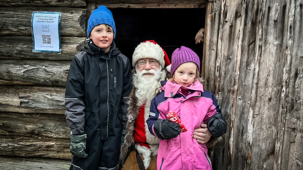 I helgen går årets julmarknad i Storforsen av stapeln och många kom för att njuta av julstämningen. Syskonen Ove Vedin, 8 år, och Viola Vedin, 6 år, från Jokkmokk träffade tomten.