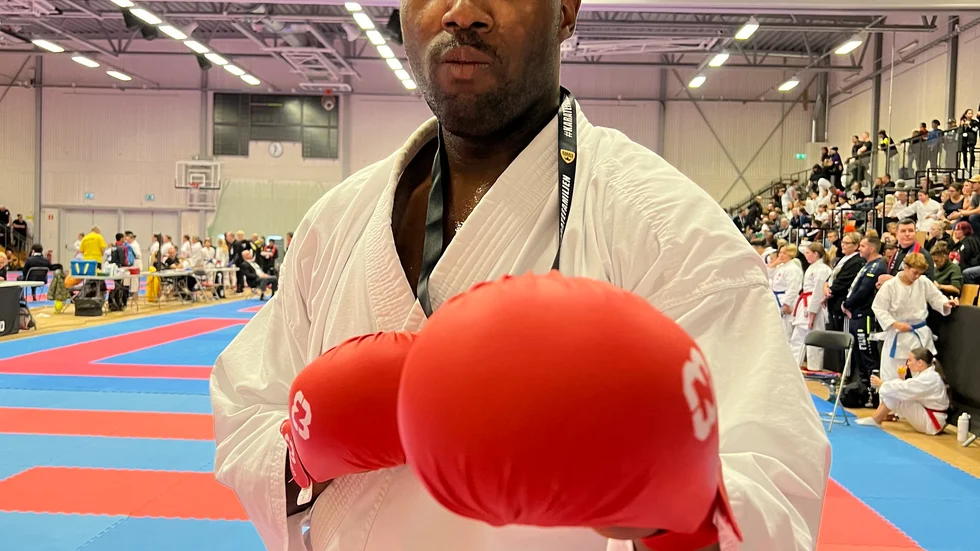 Elvis Yarquah utövar karatestilen Wado Ryu.
