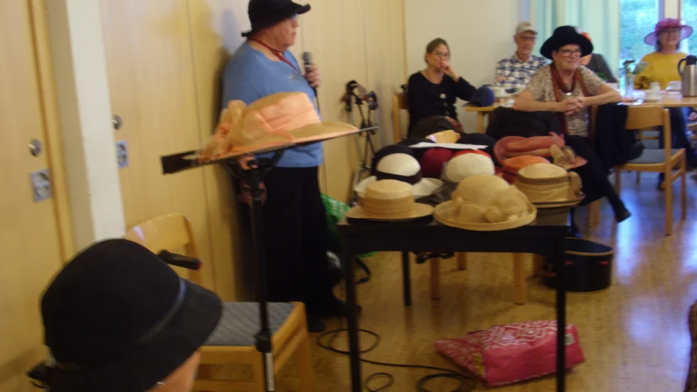 Anna Ulmstedt visar sina hattar 