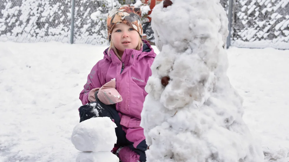 Astrid Lindqvist är 5 år och hon tycker om snö. "Jag brukar åka pulka. Idag har jag har byggt en snögubbe. Det är svårare att göra snöbollar hemma än på förskolan tycker jag."