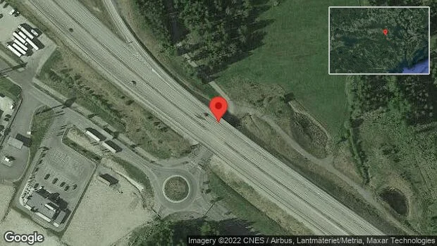 Personbil stillastående på E20