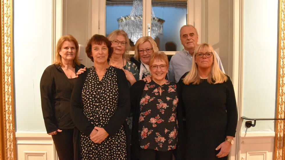 Bakre raden: Susanne Pedersen, handledare, Lise-Lotte Gustafsson, undersköterska, Gunilla Larsson-Rubne, undersköterska, Anders E Olsson, kommunalarbetare. Främre raden: Eva Sveda, barnskötare, Mona Larsson, barnskötare, Anita Johansson, stödbiträde. Saknas på bild: Ann Kristine Århammar, barnskötare, Dohrreh Hatam-Tabrizi, kock/kokerska, Jan Björling, kommunalarbetare, Raimo Seger, kökschef, Sameh Kanan, handledare och Maud Milton, lärare mellanstadiet.

