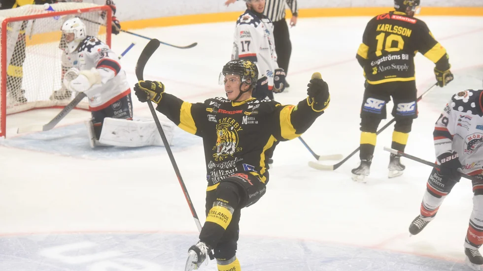 Eddie Levin firar sin första fullträff av tre för VH i målkalaset mot Mörrum.