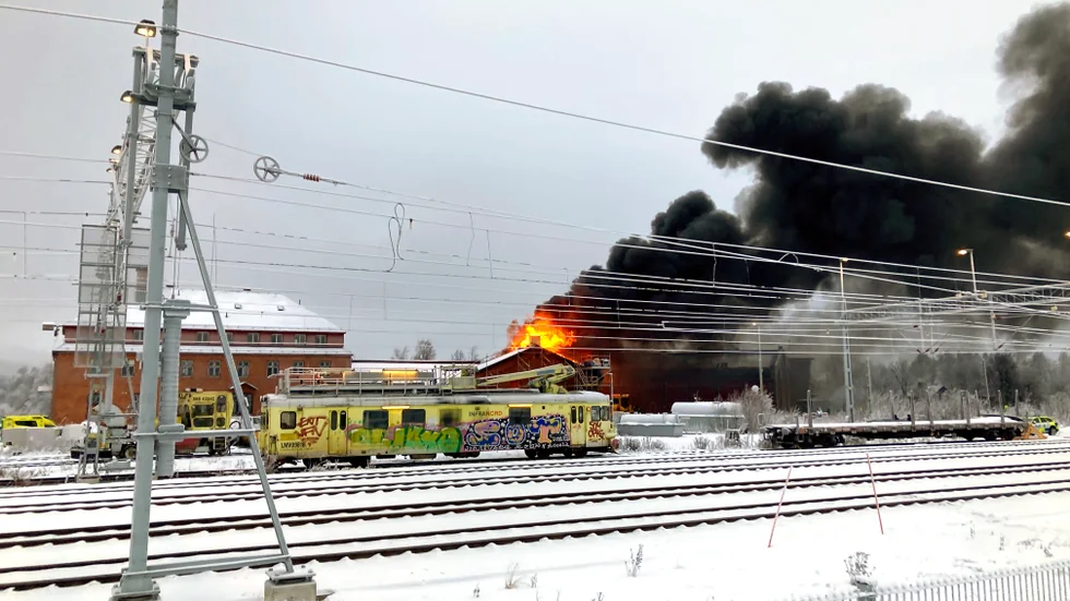 Röken sprider sig mot centrum och Malmberget. Ett VMA utfärdades under förmidagen och uppmanade befolkningen att hålla sig inomhus.