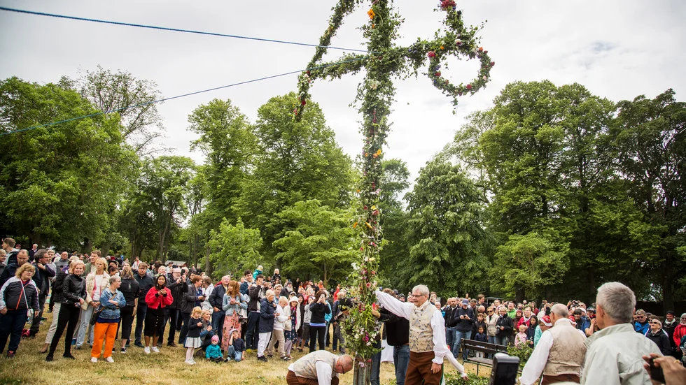 Sverige är midsommar, Abba, frigjort sex och lite mer. Så ligger det i vart fall till enligt Stig-Björn Ljunggren som ansvarar för dagens ledarsida. 