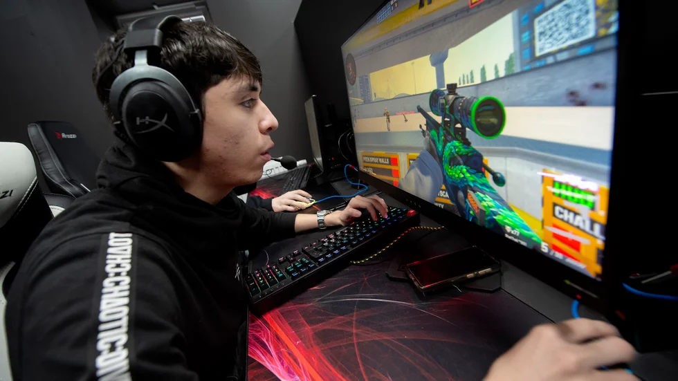 Daniel Campusano, elev på LBS Kreativa gymnasiet i Nyköping, ska tävla i e-sport i Jönköping den 10 december.