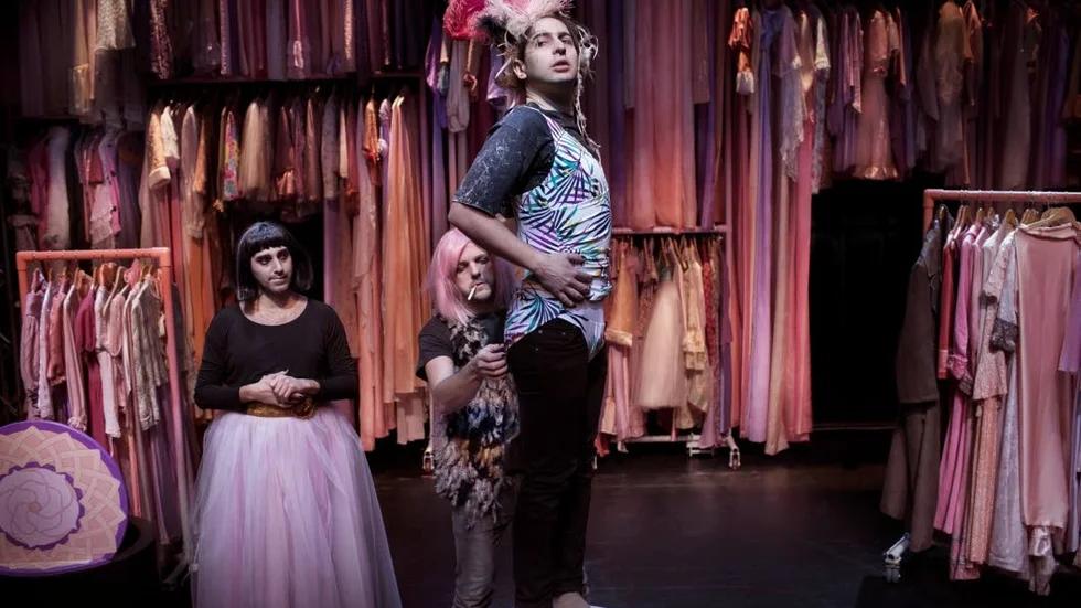 Biennal. Nu pågår Scenkonstbiennalen i Malmö, men nästa gång kan det bli Norrköpings tur. På bilden Ashkan Ghods, Krister Kern och Elya Birman i Ung scen/östs föreställning Rose, Rose, Rose som nu spelas på biennalen.
Foto: Markus Gårder
