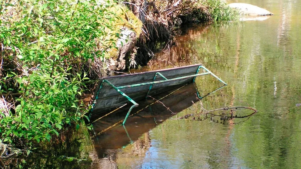 Kastades i sjön. Soffan vid sjön Trons badplats i Borggård, kastades ut i sjön, i samband med skadegörelse av badplatsen.
