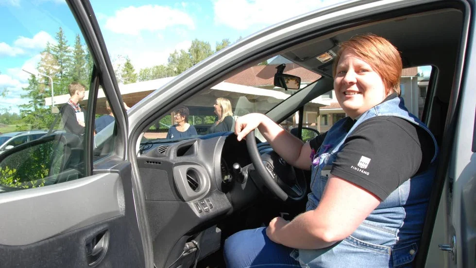 Positiv. Undersköterskan Sanna Möykky och hennes kollegor på Hällestadgården är positiva till projektet. I bakgrunden skymtar bland annat projektledaren Joakim Svensson och enhetschefen Madeleine Andersson.