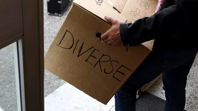 Vräkt. Men i dag kan småbarnsmamman som kastats ut efter en tvist med Hyresbostäder, få ny bostad. Personen på bilden här har ingenting med artikeln att göra.