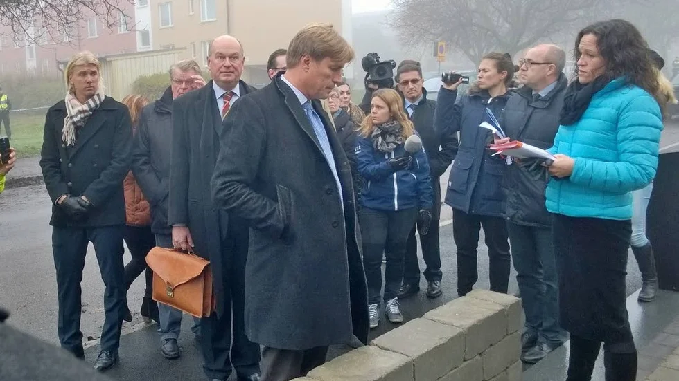 Åklagare Anna Jakobsson inledde synen av mordpplatsen på Muraregatan i Hageby där de båda bröderna var på besök när de blev attackerade och två andra bröder dödades.