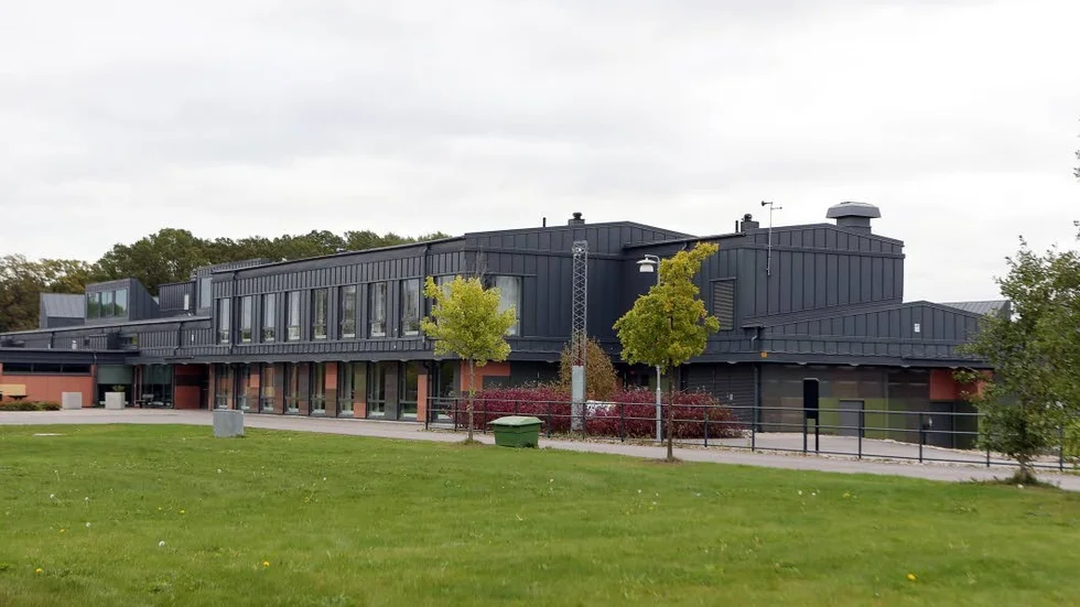 Måste saneras. Norrköpings kommun börjar snart sanerningen av Bråviksskolan men den juridiska processen om  vad eller vem som har orsakat den farliga lukten kommer sannolikt att ta tid.