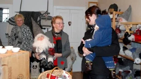 Gullvi Joelsson visar en stor tomte för Hanna Lundström och hennes lilla Vera Gustafsson. I bakgrunden Elvy Andersson. "Jag är här och väntar på brödet, sist hade det tagit slut innan jag kom hit, säger Hanna Lundström". Foto: Pernilla Andersson