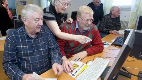 Nils Holmberg, närmast, besökte föreningen Släktforskarna i Norrköping på Släktforskningens dag i lördags. Här får han en inblick i datorforskningen av Christina Grundel Carlsson och Claes Nyberg från föreningen. Foto: Janne Forsby