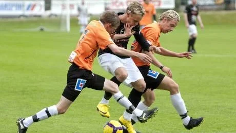 Gute gjorde allt för att få stopp på Smedby och Niclas Wahlman. Det gick inget vidare. Hemmalaget vann med förkrossande 6-2.  Foto: Niclas Sandberg