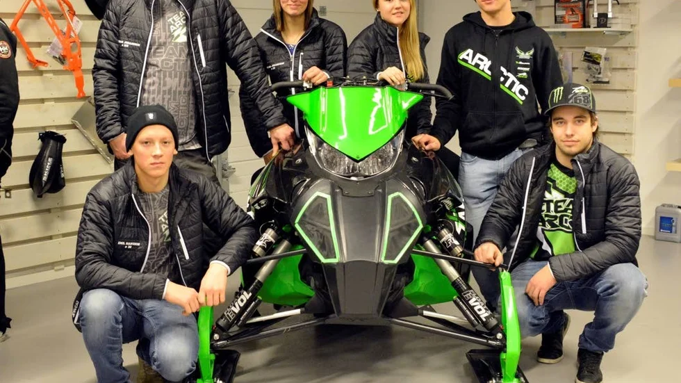 Mellanströms Motorstall vintern 2014-15. Stående från vänster: Mattias Johansson, Matilda Johansson, Fanny Wikström och Petter Nårsa. Sittande från vänster: Emil Hansson och Albin Lundqvist.