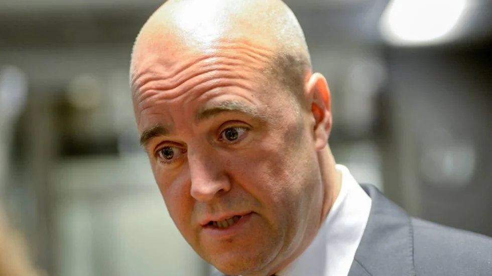 Fredrik Reinfeldt har under den innevarande valperioden saknat egen riksdagsmajoritet. Han har hankat sig fram ändå. Om ett par veckor kan det bli ändring på detta.