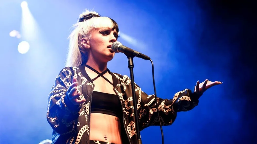 Jasmine Kara håller hela spelningen utan att släppa taget om det hon har så mycket av: karisma, energi, glädje på scenen.
