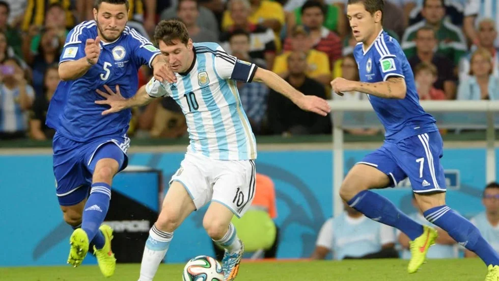 Messi gjorde Argentinas andra mål mot Bosnien i 2-1-matchen.