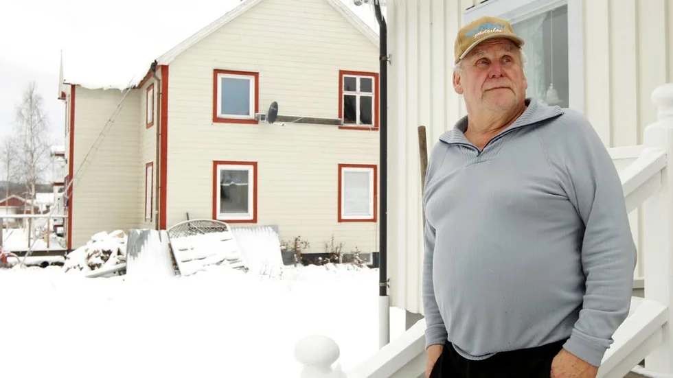 Sven-Erik Bergh är trött på de fallfärdiga husen i Vistträsk. Framför allt den gamla knarkfabriken som stått öde i tolv år.