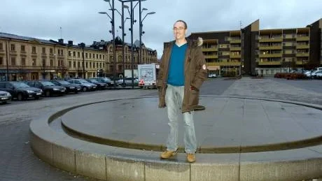 Mats Brusman "mitt i smeten". Ute på det stora, ödsliga Nya Torget som han ägnat en del av sin doktorsavhandling åt.