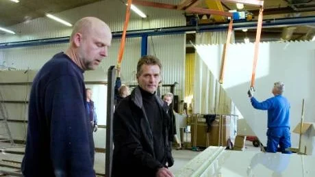 Mikael Ericsson till vänster, är en av flera inhyrda medarbetare på Polyproject. Här ses han med VD Roberth Mattsson i en av produktionslokalerna.