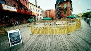 Norrköping har i år en ny uteservering vid vattnet. Det är bara ett problem: gästerna sviker.	Foto:Andreas Skogh