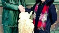 Anders Lund på Centrumföreningen överlämnar trätomten till Else-Britt Carlsson i Grytgöl som var årets vinnare i det numera traditionella lotteriet. Foto: Magnus  Petersson