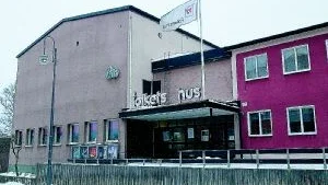 Personalen på Folkets Hus tappade kontrollen över antalet insläppta i lokalen vid visningen av den animerade filmen "Bilar" i tisdags. Räddningschefen är bl a kritisk till att extrastolar sattes in eftersom det kan få förödande konsekvenser vid en brand. Foto: Titti Olovsson/arkiv