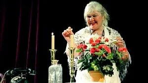 Det är oundvikligt, snart blir någon mördad av någon. - Publiken får gärna misstänka mig, säger Carina Perenkranz lite lurigt, en av skådespelarna i mordgåtan "I afton mord".Foto: Janne Forsby
