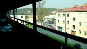 Här har folk kissat på fredags- och lördagskvällar inför ögonen på de boende på Stationsvägen. Men efter kontakter mellan restaurangägaren och Ståhls den gångna helgen ska problemet vara löst. Dörren som leder ut till parkeringen mot Stationsvägen kommer hädanefter att vara låst. 			             Foto: Magnus Petersson