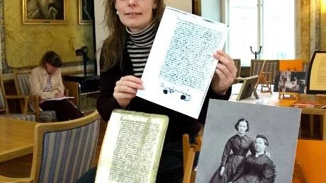 Kommunarkivarie Pernilla Matsson håller fram ett köpekontrakt från 1631, Kommunarkivets äldsta dokument. Den sirliga stilen är inte direkt lättläst.