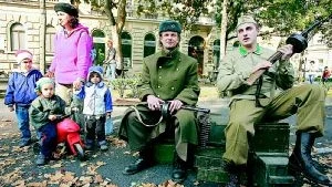 Idag är det 50 år sedan den ungerska revolutionen ägde rum i Budapest. Gabor Pacsay från Finspång var en av dem som var med. Bilden från en minnesdag i Budapest i helgen. Barn tittar på ungdomar utklädda i Röda arméns uniformer.								              Foto: Scanpix