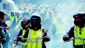 Det luktar olja och rökmolnen ligger täta i kön innan starten av årets mopedrally i Grytgöl. 170 	moppar puttrade de fem milen på småvägar.