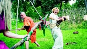 Forntidsspelet"Orostider" bjuder på skrik, strider och spänning.    Gerlög - spelad av Carina Theorén - försöker fly när grannklanen invaderar byn.