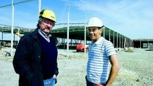 Projektledaren Urban Frendesen, till vänster, och projektansvarige Peter Bodefalk framför den senaste storsatsningen på Ingelsta handelsområde, en satsning på 21 000 kvadratmeters butiksyta norr om Maxihuset mot Åbyhållet. Foto: Titti Olovsson