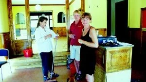 Anita Stierngranat, Lelle Karlsson och Camilla Carlsson tar en paus i i ordningställandes av den gamla skoaffären.Foto: Ellinor Lundmark
