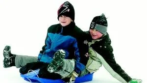 Full fart på pulkan fick sportlovslediga Jonas Lindh och Lucas Delin i stora backen bakom Parkskolan i Skärblacka. Foto: Anita Kjellberg