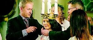 Fullsatt i kyrkan när Jennifer kröntes till Lucia