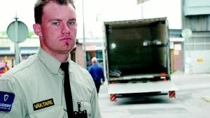 "Än så länge har vi inte haft några incidenter", säger Robert Falk som bevakat Finspångs kommun i drygt två timmar. Han och hans kollegor kommer att hålla koll på säkerheten i samband med flytten av de kommunanställda. Foto: Malin Perk