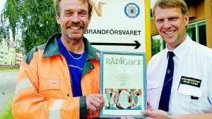 Roger Pettersson var en av de två som fick diplom av brandförsvaret för sin rådighet då de såg till att branden på Queens Corner inte spred sig. Här är han med Håkan Dahm, räddningschef för Norrköpings brandförsvar.Foto: Titti Olovsson