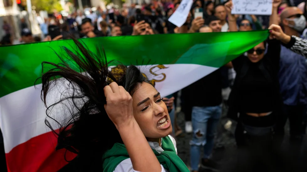 En kvinna i Turkiet protesterar utanför iranska konsulatet i Istanbul efter att nyheten om Mahsa Aminis död blivit känd.