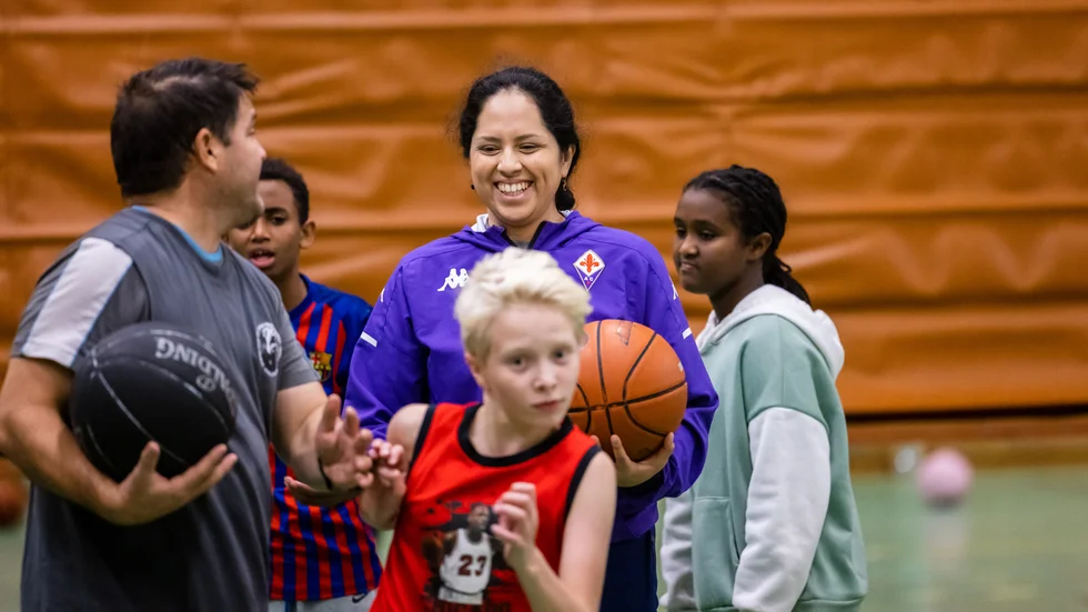 Hon startade basket i Boliden. Det är full fart på träningen som Lorena Ramon Changa leder. Intresset är stort bland ungdomarna.